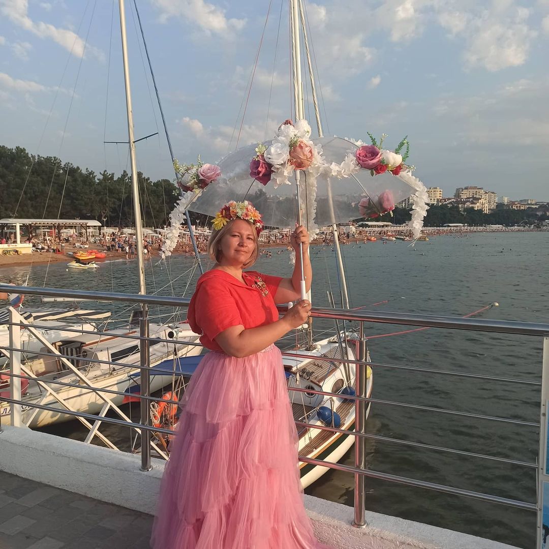 Море, солнце, и я. Просто захотелось, много цветов, розового и крылья 😜. А что я тоже девочка 🙃