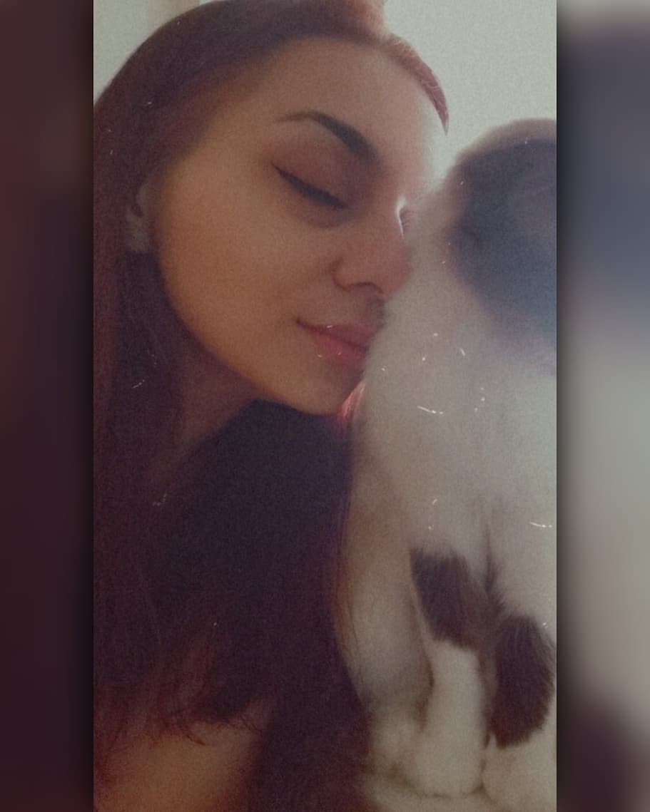 Когда внезапно пришло вдохновение и родились такие строки 🥰

🔹

Я хочу тебя сохранить ❤️

В своём сне. 
В своей сладкой реали...
И с тобой- не существовать, а с тобой- быть.
Вспоминать, как во сне танцевали.

И перемещать тебя в явь.
И тобой - дышать,
Закрывая глаза... Открывая затем - тебя видеть...
И весь прошлый груз с твоих плеч сняв,
Обещать, что все лучшее у нас ещё не случилось.

Но у нас с тобой уже получилось
Посмотреть вперёд, не желая смотреть назад.

Ощущая путь по земле.
Позабыть пережитый ад...

Хорошо, что не встретились там,
Ведь возможно, прошли бы мимо.

Не переставай говорить: "Моя",
И я не перестану 
Дарить 
тебе 
силы ❤️

___________________________________
Новый, такой не похожий на меня формат стихов, но так они легли в душе ✨