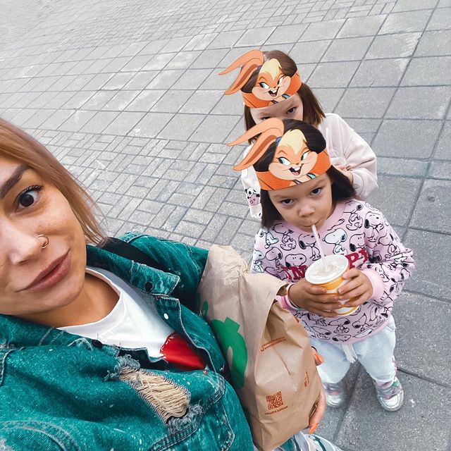 _olgasmirnova_ в LOOKY. #семья#дети#прогулка#вечер#лето#дочки#киралера#моидети#ямама#дваждымама#июль#счастье#like#life#kids#mom#girls. Покахонтас мои😁и я,...