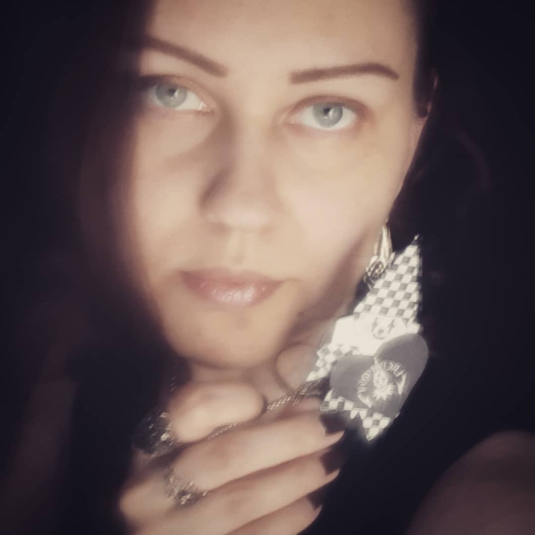 Ребята, в аккаунте @lacrimosafan_ru - не пропустите прямо сейчас видеоклип ко дню рождения Тило!
Это что-то невероятное - про жизнь, про любовь и про то, как всё-таки прекрасно быть!
.
Выйти в парк, пугать людей, кидаться в разные стороны самолётиком, выковыривать его из травы, жалиться крапивой, снять огромное количество дублей, в итоге переиграть всё и снять совсем не то, что хотела изначально.
А потом лепить арлекина одной рукой, второй снимая всё это и уделываясь клеем по самые уши.
.
О-о-о, как я счастлива, что есть такие моменты в моей жизни! И как я благодарна за это всем причастным! Особенно генераторам идей и тем, кто монтирует жутко снятые кадры в нечто настолько прекрасное! 🖤
.
.
#lacrimosa #tilowolff #happybirthdaytilo #happybirthdaytilowolff #lacriinspiration #lacrimosafan #lacrimosafans