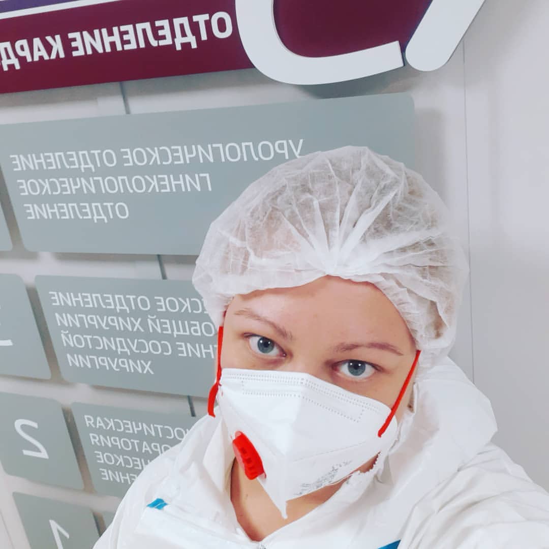 Нельзя прийти в ковид и не сделать фото в костюмчике😅 Ну а если по существу... в них реально очень жарко и тяжело дышать. Коллеги, терпения и сил нам!🏥💉💊🩺
#medicine #covid_19 #работатакаяработа