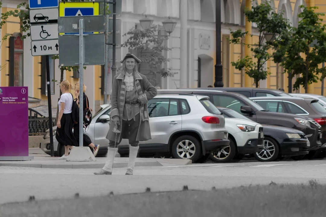 Ряженые в Петербурге.⠀
⠀
Забив такой запрос в поисковике вы найдете много статей и большинство из них негативные.⠀
⠀
Да, не всем нравятся "Петры I и Екатерины" в популярных туристических местах Санкт-Петербурга, некоторые из которых и действительно слишком назойливы и пристают к проходящим туристам с предложением сфотографироваться с ними, за деньги естественно.⠀
⠀
Но большинство ведёт себя вполне достойно, некоторые работают с профессиональным фотографом и плата за такое фото вполне себе оправдана.⠀
⠀
А что, если отбросить все эти моменты в сторону, представить, что камера-это машина времени, через объектив которой можно видеть прошлое и поэкспериментировать в фото редакторе? ⠀
⠀
И вот ряженые уже не выглядят, как их называют, уличными попрошайками, а дополняют исторический облик города и переносят в эпоху царской России.⠀
⠀
Именно так появилась эта небольшая серия, давайте назовём её "Петербург прошлого в настоящем".⠀
⠀
Помните, все что вы видите вокруг себя, зависит от того, как вы это видите...⠀
⠀
#alekseyclicker #streetфотограф ⠀⠀⠀⠀
#щелчковфото #алексейщелчков #фотографиисдушой #фотографииотдуши #фотоманитнас #обработканаandroid #lightroom #picsart #canonphoto #canonrussia #царииимператоры #петр1 #екатерина1 #ряженыевпетербурге #спб #прогулкипопитеру #санктпетербург2021 #летовпитере #лето2021 #люблюспб #жаркоелето2021 #прошлоеинастоящее #эпохацарей #казанскийсобор #петергоф #площадьостровского ⠀