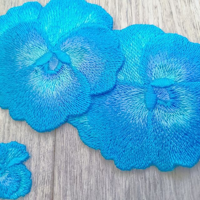 annasintez.patch.art в LOOKY. #цветы,#анютиныглазки,#вышитыецветы,#цветочнаякомпозиция,#вышивка,#вышивкацветов,#нашивки,#патчи,#аппликации,#аппликацияцветы,#патчцветы,#ремонтодежды,#ремонтплатья,#вышивканаплатье,#ааликациианютиныглазки,#embroidery,#embird,#embroideryflowers,#embroiderypatch,#embroiderypattern,#embroideryapplique,#mode,#fashion,#design,#embroiderydesign,#машиннаявышивка,#ввшивканазаказ,#нашивкиназаказ,#annasintez. Анютины глазки могут...