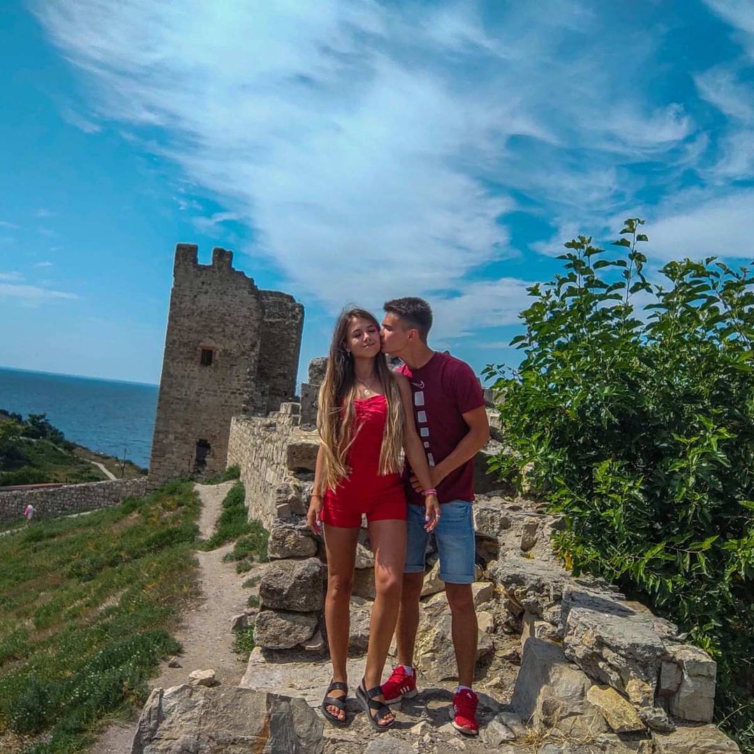 A life is a moment❤️🖤

И опять Феодосия🌐, но в этот раз Генуэзская крепость🧱. Эта достопримечательность🏛️ была создана почти 2️⃣5️⃣0️⃣0️⃣ лет назад, и предназначалась для обороны🛡️ города, хоть эта крепость🧱 и не очень большая◼️◾, она была очень эффективная☑️ в обороне🛡️ города⚔️, стены длиною в 1️⃣0️⃣метров и шириной в 2️⃣ метра могли выдерживать💣 несколько натисков🗡️🛡️💣, жаль что в наше дни🗓️от нее осталось лишь немногое😔, но не смотря на это, она очень могущественна😌🛡️🙄🤗

А исследовать ее🔍, естественно я отправился👣👣вместе с моим следопытом🤠😇@_miss.aris_❤️❤️❤️