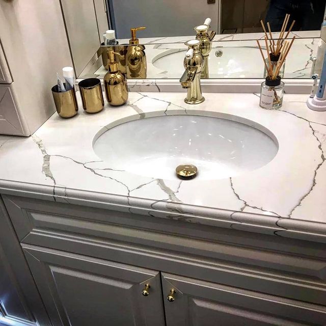 _masterskaya35_ в LOOKY. #akrilstones,#кварцевыйагломерат,#мебельдляваннойкомнаты,#мебельназаказ,#столешница,#акриловыйкамень,#натуральныйкамень. Столешница в ванную ...