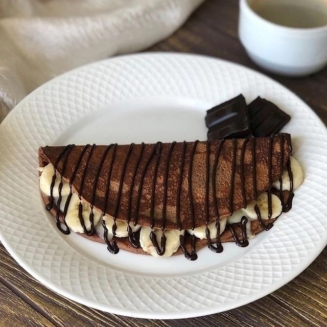 Сегодня заглянула в телефон😳 А у меня столько снятых рецептов!! Нужно срочно для вас все выложить!!!
Мне так нравится, когда вы комментируете и обсуждаете рецепты 😘😜❤️
Итак, ловите завтрак!!!
⠀
Яблочно-шоколадный овсяноблин с бананом и сыром
⠀
• 40 г овсяных хлопьев
• 1 яйцо большое
• половинка яблока натертого
•1 ст.л мягкого творога или 2 ст.л йогурта
• 5 г какао ( это 1 ст.л)
• сах зам и щепотка соли
⠀
🌿 Все перемешиваем и оставляем набухать на 10 мин. Далее жарим на ап.сковороде, на медленном огне под крышкой.
Как схватится верх, переворачиваем и на одну половинку блина выкладываем банан и сыр,
накрываем второй половинкой блинчика, накрываем крышкой и оставляем ещё на пару минут, до расплавления сыра.
Украшаем растопленным шоколадом
4 дольки. И завтракаем с чашечкой кофе ☕️
Приятного вам аппетита!!!
⠀
#завтрак #овсяноблин #шоколадныйовсяноблин #рецептовсяноблина #банановыйблин #начинкабанан #бананссыром #сырсбананом #вкусныйзавтрак #завтракпп #ппзавтрак #менюпп #ппрецепты #какпохудеть #худеем #medvedeva_tatyana21