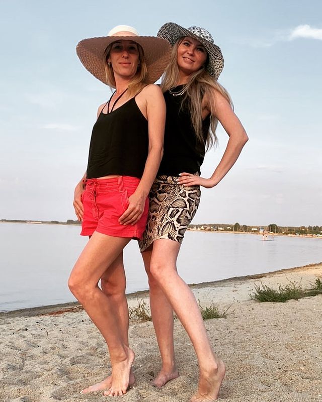 julia__7785 в LOOKY. #двеЮли👯‍♀️. Дамы в шляпах🙃 #две...