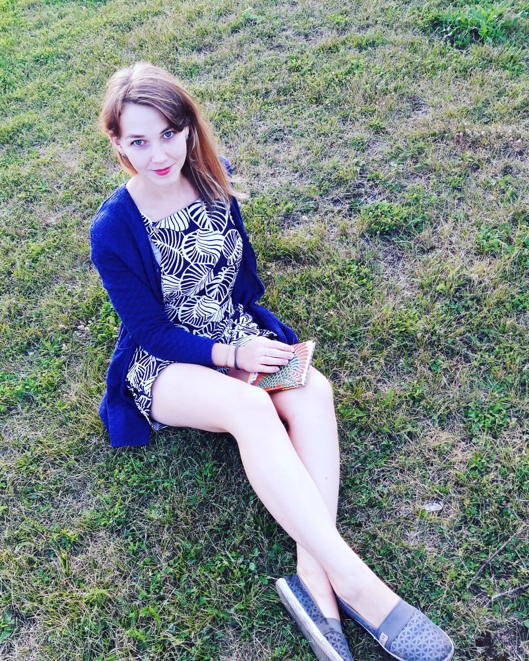 _mariya_akhmad в LOOKY. #лето2019,#Август,#травка,#сподругой,#Натусик,#гуляем,#басникрылова,#стрекозаимуравей,#летопрошло. В детстве смеялась н...