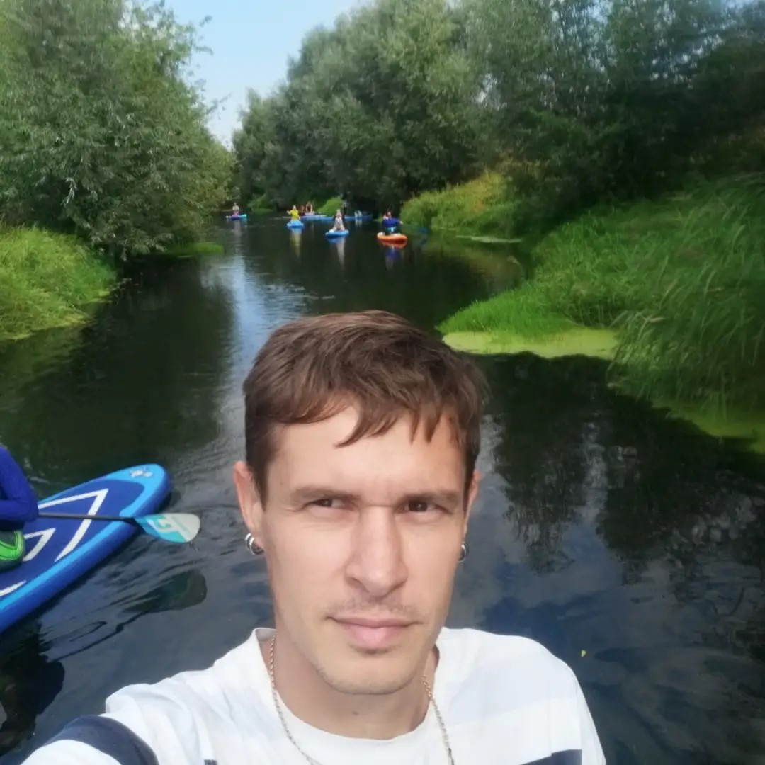 Еще одна река в копилку sup сплавов. Дон в этих местах хоть и мал🤏 но великолепен. Чистейшая прозрачная вода. На протяжении всего пути множество трофейных рыбных  экземпляров проплывали рядом. Вышла некая фото рыбалка глазами. Хотя на пути были и два аквалангиста подводно охотившихся.
Большая веселая кампания тоже добавляет таким мероприятиям задора. Не робинзонить же постоянно.
Организация мероприятия это отдельная история которая была на высшем уровне. @supcamp71 забрали, отвезли,  подготовили оборудование на старт, стартовый завтрак, обед и ужин а еще релакс с чаепитием на воде на сап плоту из всех участников. В общем сегодня был лайт поход на котором я не кочегарил очередную  тридцатку а наслаждался природой Батюшки Дона 🤙