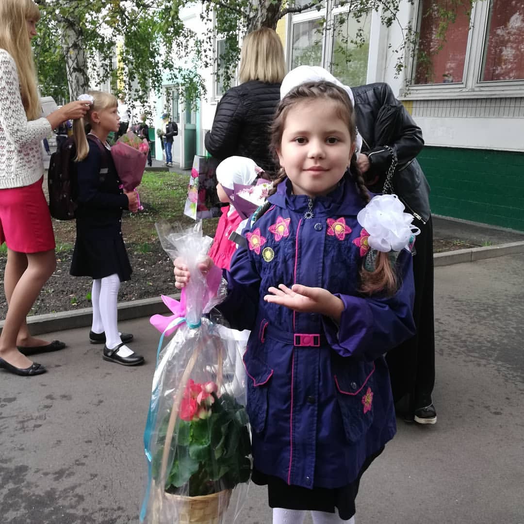 🍁🍂🍁🍂🍁🍂🍁🍂🍁🍂🍁🍂🍁
Первый класс!🎈🎈🎈🎈
Эмоции... Приятные и тревожные, радостные и волнительные.
Но это мое... Мои эмоции. А дочь довольна! 
Главное - доченька смело шагнула в начало взрослой жизни, в начало нового интересного и познавательного этапа в ее жизни!
Я помню школу и это приятные воспоминания!😉
В добрый путь, радость моя!!!🤗😍
Успехов!✌️😁
С Богом! 🌹😘
🍂🍁📚💐🎊