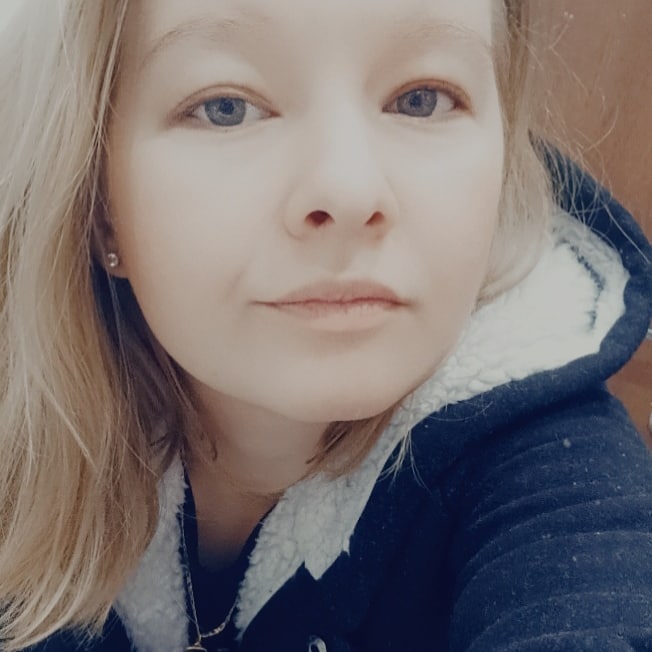 Я всегда знала, кем я буду (продолжение)

Если не бухгалтер то кто?!Данный вопрос интересовал и интересует меня до сих пор. Несмотря на то, что мне двадцать восемь лет. Да, и вроде пора решить «Кто ты».

В детстве я хотела работать дома, думала, что напишу книгу и буду творить за печатной машинкой, сидя за столом с кучей бумажек, будущие бестселлеры. 

С восьмого класса я узнала, что могу писать неплохие стихи, полюбила прозу, но подготовка к экзаменам в девятом, вступительные, зачеты, диплом, переезд, дальнейшее поступление в ВУЗ, и работа сбили меня с курса. К этому прибавились разговоры, что это всё не то и для жизни нужна стабильная работа в офисе. (Я же уже бухгалтер, зря училась что ли?!)

В итоге сейчас я переучилась на маркетолога, точнее блогера. Посмотрим, что из этого выйдет, но по ощущениям: «Ты открываешь приоткрытую дверь, из которой тебя ослепляет мягкий и теплый свет.»

#мысли #учеба #декрет