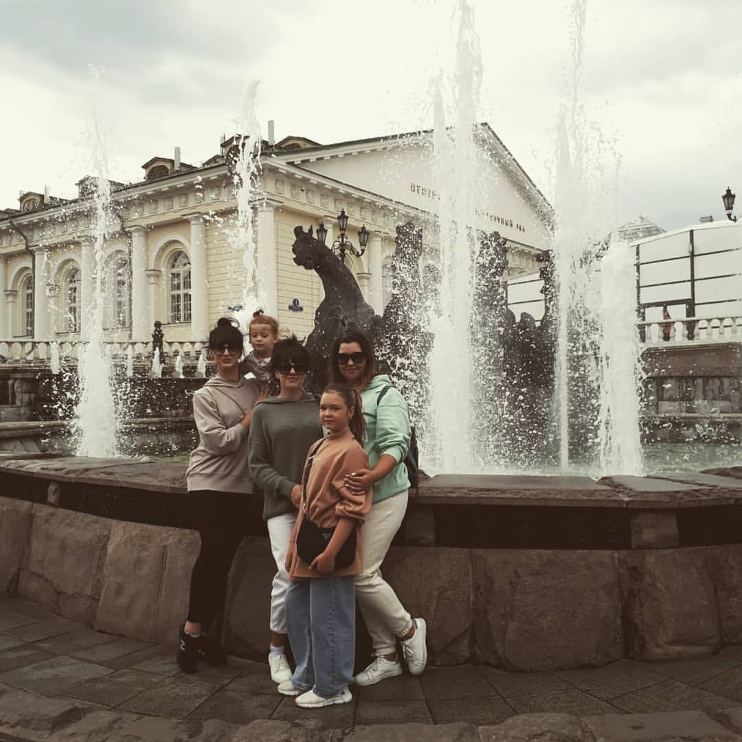 Встреча сестер через n количество лет 👏👏👏#сестры❤️#встреча#редкиефото#Москва#краснаяплощадь