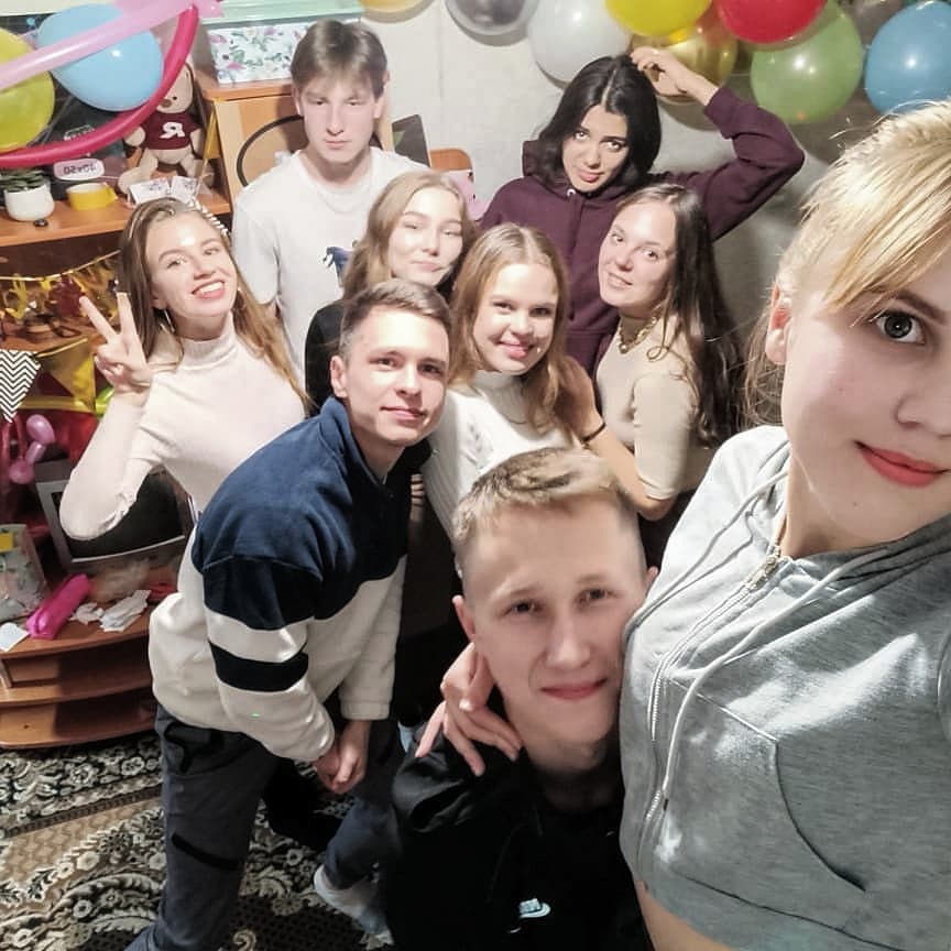 Как я давно не выставляла посты 😏 10.09.2021 я смогла сходить на день рождение подружки Оли🔥
Мне было конфортно и весело провести этот день в кругу знакомых мне людей 💃 Танцы, конкурсы и хорошее настроение было в течение всего вечера 😍 Очень рада нашей дружбе @zenit_1_9_2_5 , люблю и очень ценю 🧡