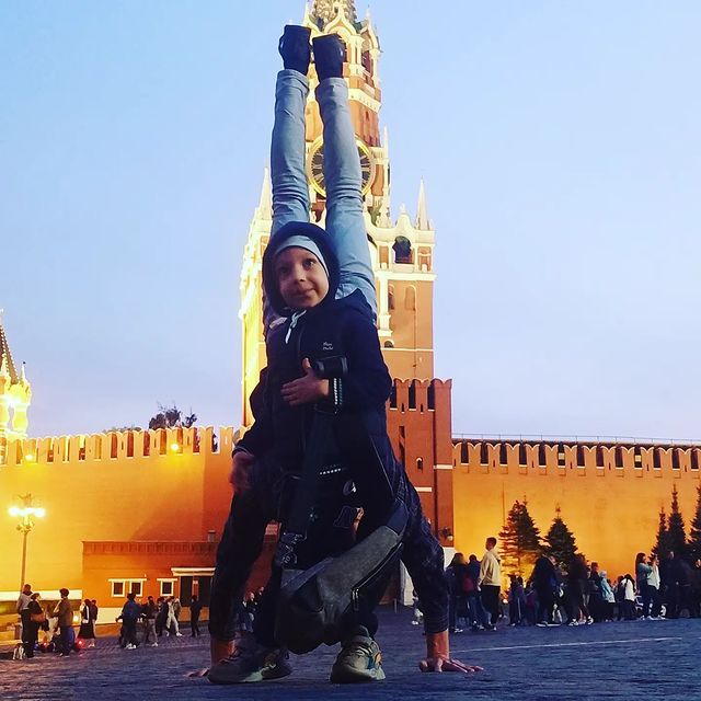 k.a.ryzhikov в LOOKY. #краснаяплощадьмосква,#кремльмосква,#охотныйрядмосква,#гуляемпомоскве. Народу просто капец,...