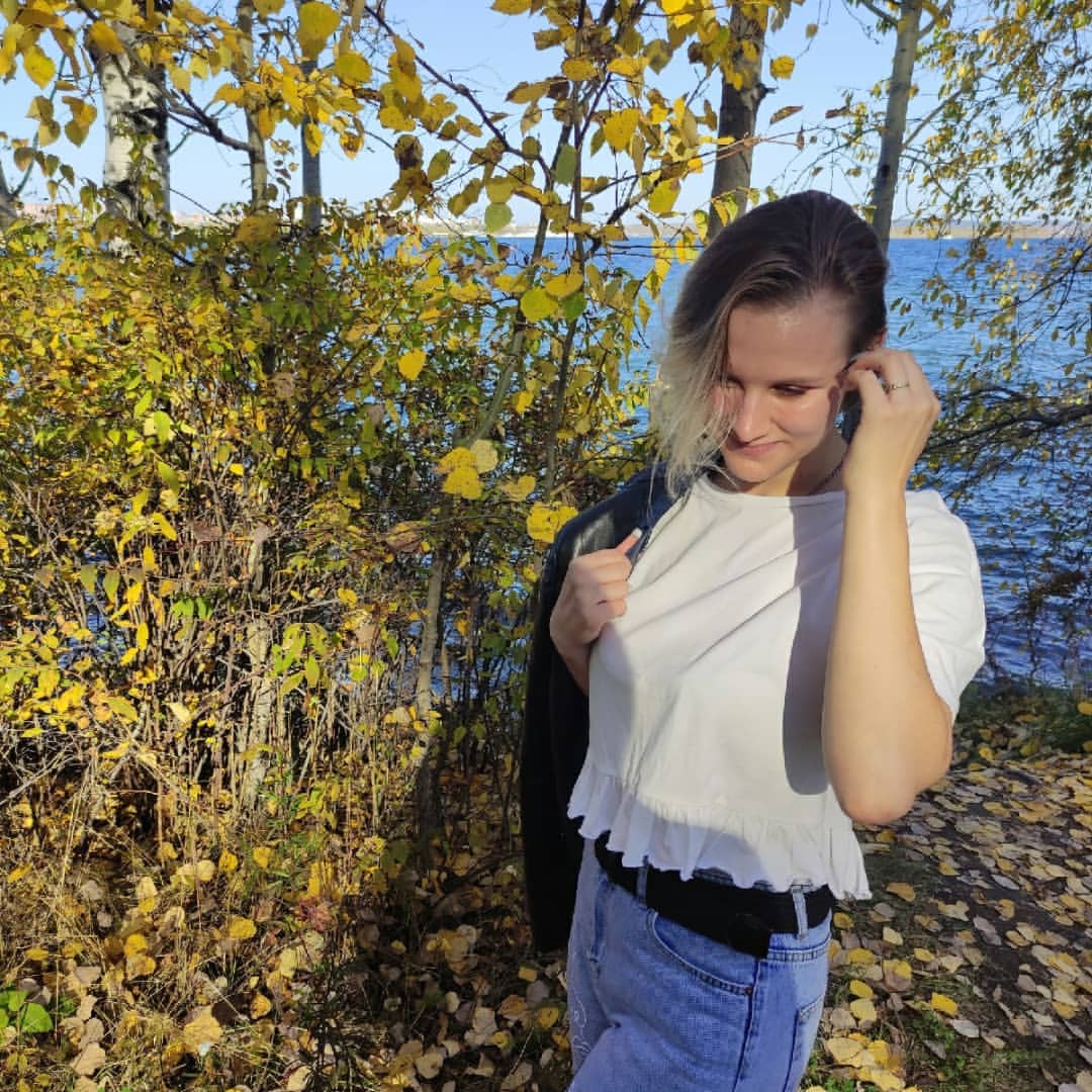 Что такое осень - это небо, Плачущее небо под ногами. В лужах разлетаются птицы с облаками. Осень, я давно с тобою не был.