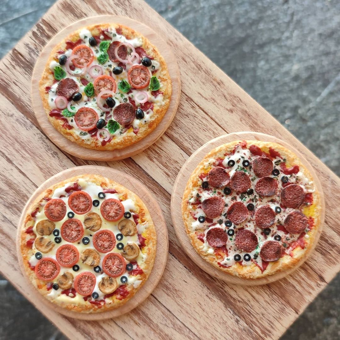 Pizza!🥳 Really, who doesn't love it 🥰
1/12 scale
.
.
#miniature #dollhouse #miniaturefood