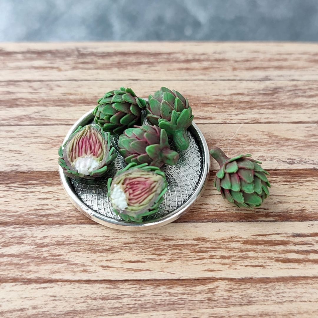 Artichokes) I don't know how it tastes 😋
The part of Henry VIII project, 1/12 scale.
.
#miniature #miniaturefood #dollhouse