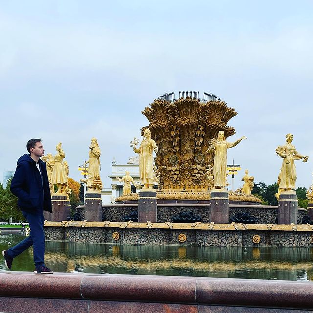 romano_banderasv в LOOKY. #вперед,#вднх,#прошлое,#фонтан,#будущее,#жизньпрекрасна,#мск,#2021,#нск,#мск,#новосибирск. Порой идёшь вперёд н...