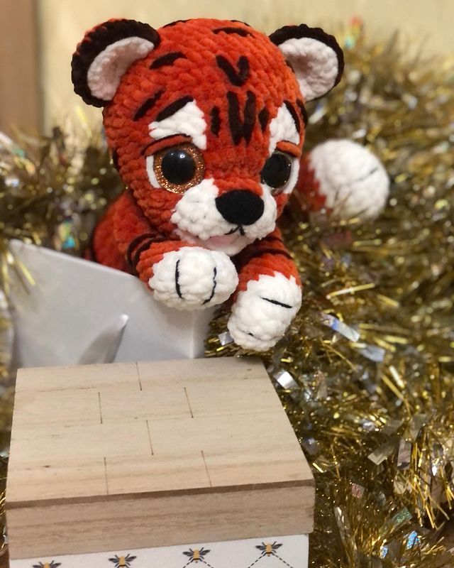 doggett_toys в LOOKY. #тигренок_юго,#ручнаяработа,#сделанослюбовью,#вязаныйхаски,#вязаниедетям,#вязанныйдруг,#вязаниемалышам,#хобби,#любимоедело,#подаркиродники,#подаркидетям,#слюбовьюспервойпетельки,#doggetttoys,#символгода,#символгода2022. А вот и я,🐯символ Г...