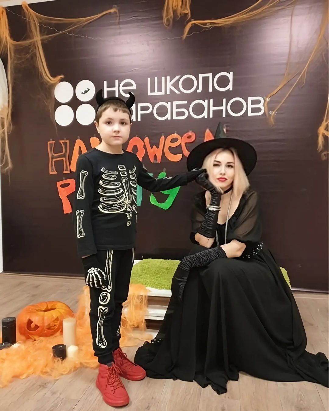PRO WIN-WIN

Или победил ты, победил и я.

Окунувшись в бизнес среду и получив предпринимательский опыт, я увидела, что многие люди приходят в этот самый бизнес с менталитетом 1:0.

1:0 - это когда твоя победа означает поражение другого. Ты думаешь, что если купят у другого, то не купят у тебя и наоборот. Ну такие ограничители в мозгу как крышка на унитазе. Но для горшка эта крышка полезна, а для развития дела губительна. Есть риск остаться на уровне шараш-монтаж пожизненно.

Те, кто смотрят в перспективе, выбирают игры 1:1. Они знают, что если купят у тебя, то купят и у них. Что если тебе хорошо, то и им будет тоже. А значит все в плюсе.

Именно поэтому, где другие видят конкурентов, я вижу потенциальных партнеров и в моей голове уже создается схема как нам посотрудничать на благо нас двоих. Там, где другие в голове строят заборы, я их разбираю. 

Я именно тот человек, который первый пойдет к "конкуренту" и открыто предложит сотрудничество и обсудит как нам усилить друг друга, а значит и рынок. 

Подобная стратегия открывает небывалые возможности роста. Я обожаю сильных и открытых людей, у них всегда есть чему поучиться. 

Другой бич в мире предпринимателей и самое сложное в бизнесе - это репутация. Потому что в отличие от денег, репутацию восстановить титанически тяжело. Когда ты жертвуешь долгосрочной репутацией ради короткой наживы, ты кастрируешь свой потенциал. 

В одном из наших проектов мы столкнулись именно с таким подходом. Подобные горе-бизнесмены не видят за деревьями лес и чем это может аукнуться в будущем. В конце концов мир очень тесен и глупо полагать, что менталитет и мышление рвача помогут выйти на космические орбиты. Если что-то пахнет сероводородом, то неважно сколько людей это называют шанелью номер 5.