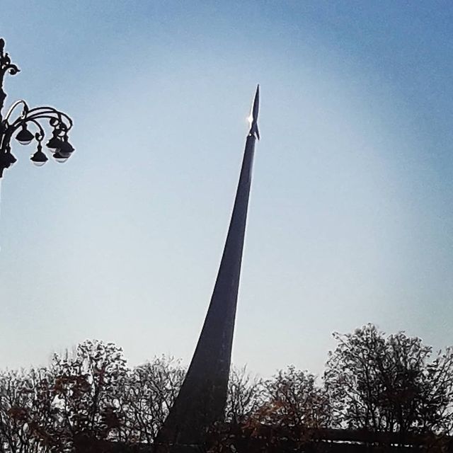 yra_vaschenko в LOOKY. #история,#назадвпрошлое,#советскаяархитектура,#советскиевремена,#покорителямкосмоса. Ещё одно фото монуме...