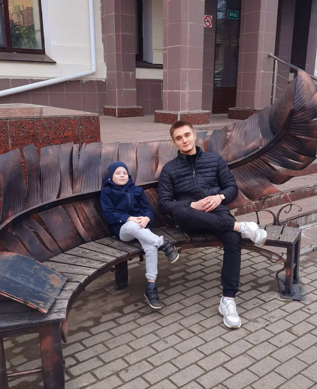 Это мы у Вологодской областной библиотеки им. И.В. Бабушкина