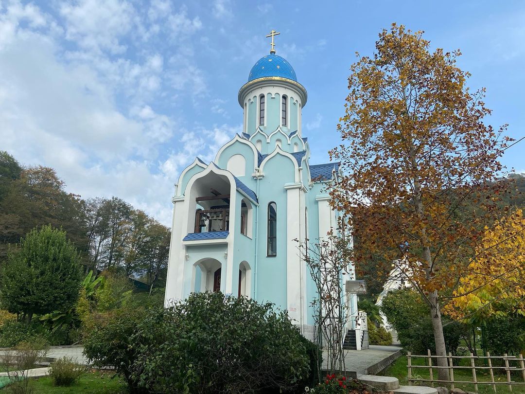 Троице-Георгиевский женский монастырь, 1999. Рядом в селе Лесное (бывш. Кура-Менза) расположен греческий православный храм Георгия Победоносца 1905. 

#мотопутешествие #mototravel #православие #историярелигии #сочи #краснаяполяна