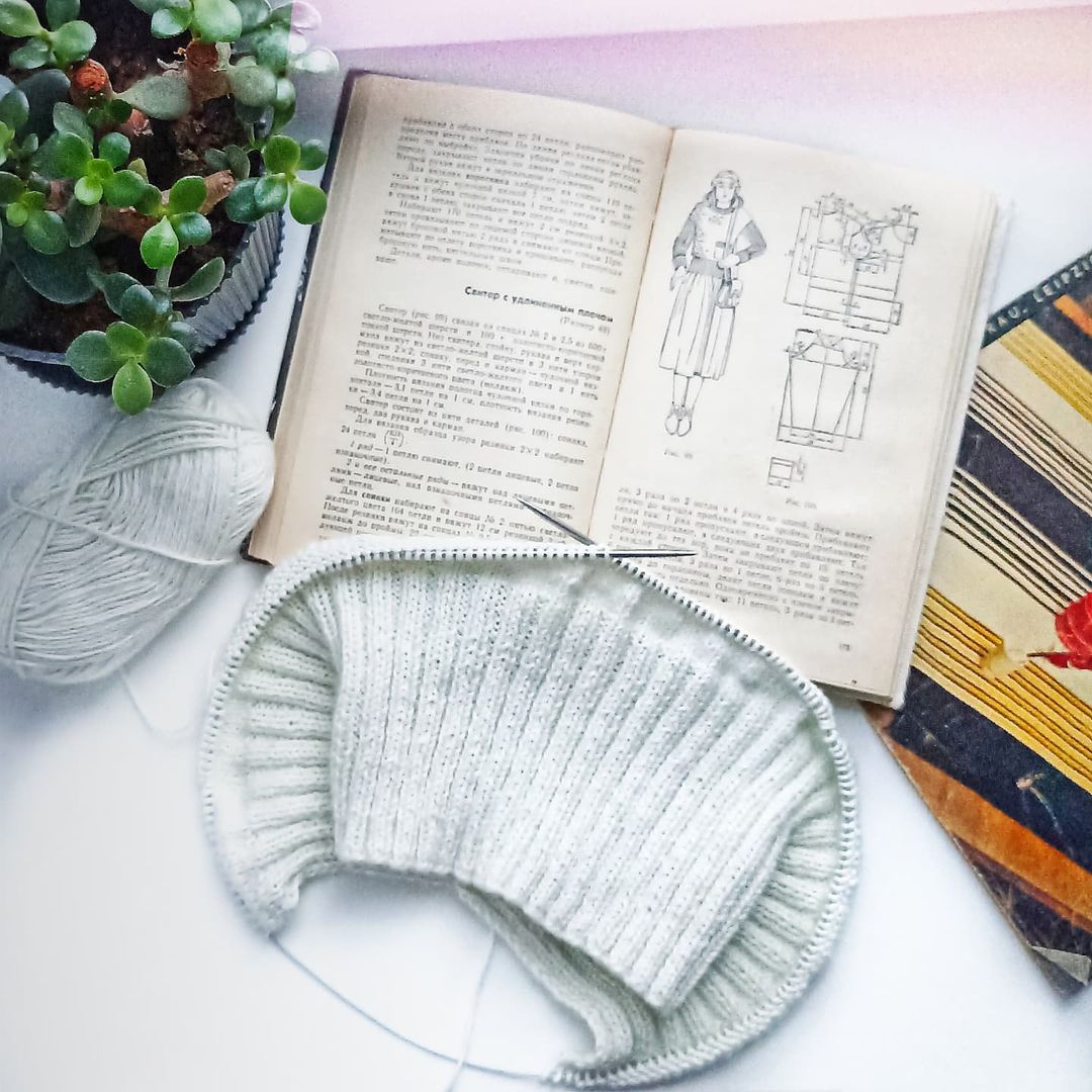 У меня новый проект на спицах по чудесной книге 1981 года "Вязаные модели" Валентины Музыченко

Вяжу практически вслепую 🙃 Есть только иллюстрация и выкройка в книжке, никаких фотографий - только воображение

Должно получиться интересно: спущенное плечо, высокая резинка 12 см до талии, рукава полностью резинкой. И ещё предусмотрен карман спереди - на его счет не уверена  нужен он или нет 

Книгу можно посмотреть в @masteritsa_book 🙃