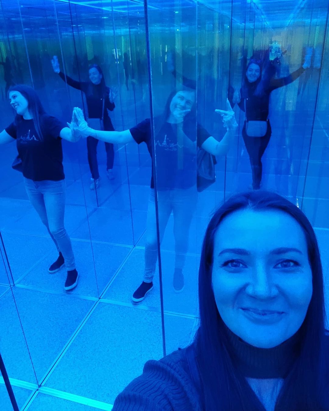 Стеклянный лабиринт🤩
Смешно.. Страшно..Эмоционально..
✅СОВЕТ
Если берете детей СЛЕДИТЕ!)) 
Дети могут врезаться в стекло с разбега... это больно и не много смешно🤭

#Екатеринбург#аттракционы#выходной#настроение#топ