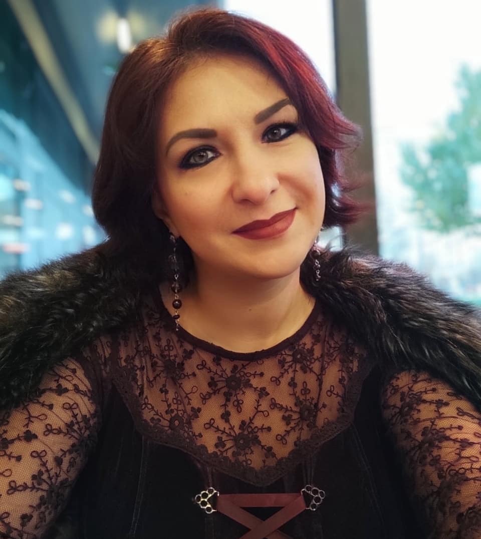 У природы нет плохой погоды —
Каждая погода благодать.
Дождь ли снег — любое время года
Надо благодарно принимать,

Отзвуки душевной непогоды,
В сердце одиночества печать,
И бессонниц горестные всходы
Надо благодарно принимать,

Надо благодарно принимать.

Смерть желаний, годы и невзгоды —
С каждым днем все непосильней кладь,
Что тебе назначено природой
Надо благодарно принимать.

Смену лет, закаты и восходы,
И любви последней благодать,
Как и дату своего ухода
Надо благодарно принимать,

Надо благодарно принимать.

У природы нет плохой погоды,
Ход времен нельзя остановить.
Осень жизни, как и осень года,
Надо, не скорбя, благословить.

Надо, не скорбя, благословить,
Надо, не скорбя, благословить.

Э. Рязанов
