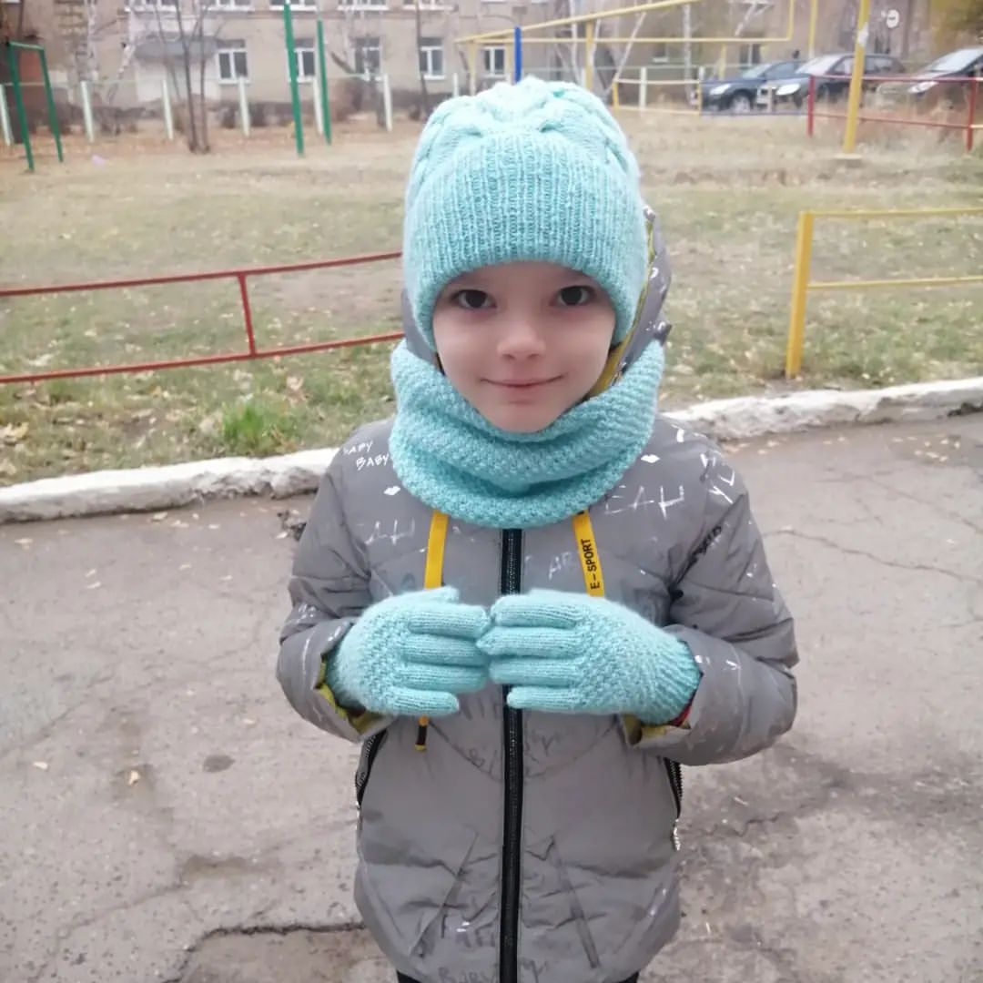 lara.knit27 в LOOKY. #вязанаяшвпка,#вязаниеспицами,#шапкаспицами,#шапкакосами,#снудспицами,#аксессуарыназаказ,#перчаткиспицами,#вязанаямода,#троицк74. Утром перед школой н...
