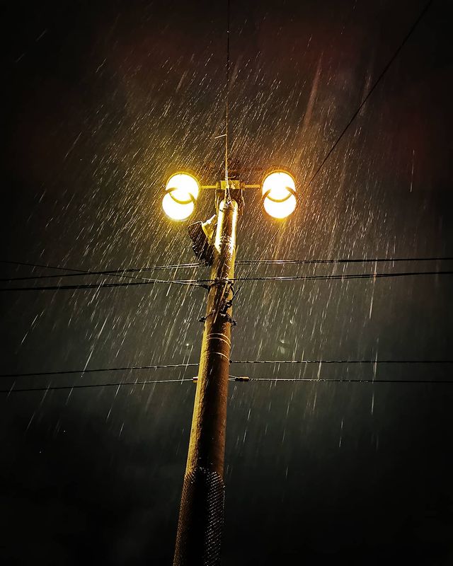 alexeybarukin в LOOKY. #питер#спб,#ночь#дождь#p30pro,#huaweip30pro,#снятонаhuawei#mobilephoto#mobilephotography,#piter,#rain. Ночь. Улица. Фонарь....