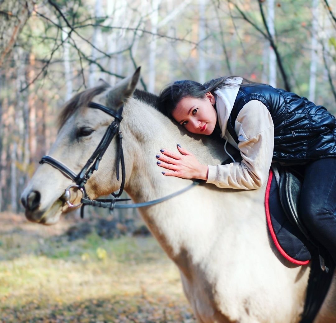 Белла🐎
Подпольное имя "Жёлтая" 😄
Спокойная, красивая, поможет вам прочувствовать и насладиться прогулкой с ней на всё 💯%

#осень#прогулка#лошадки🐴