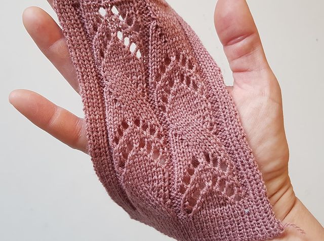 shemy.vyazaniya в LOOKY. #knitdress,#вязаноеплатье,#вязаниеслюбовью,#красивыйшарф,#красивыйсвитер,#модныйсвитер,#платьеспицами,#вяжемспицами,#узоры,#узор,#узорыспицами,#длясебялюбимой,#схемывязания,#вязаниенамашине,#ажурныйузор,#машинноевязание,#узорынамашине,#вяжунамашине,#вяжемнамашине,#схемыmarishinoknits. Ажурный узор для дже...