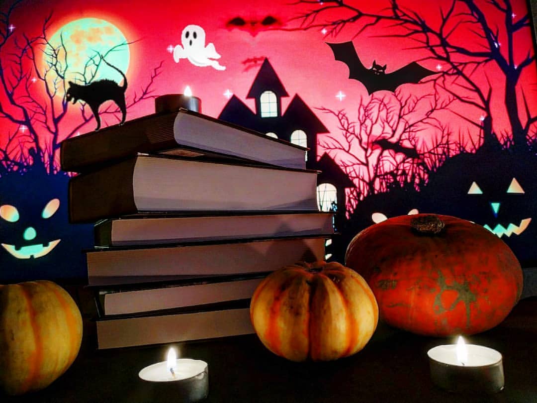 Boo!👻

Ты это слышишь? Прислушайся!
Мертвец возится в могиле, вампир выходит на охоту, в соседнем доме бродят призраки и где-то в лесу надрывает глотку оборотень. Лучше на улицу не выходить...💀
Ну а если смелый, то будь готов расплатиться сладостью, иначе получишь гадость 🤪 И будь вежлив со своей мертвой бабушкой, сегодня её день🧟‍♀️

Ну а я пошла дальше читать "Дракулу" 🧛🏻‍♂️ Увидимся в следующем столетии 🧛🏼‍♀️

С Хеллоуином, друзья! 🎃🦇🕸️🕷️

#книжныйхэллоуин_2021 #хэллоуин #книги