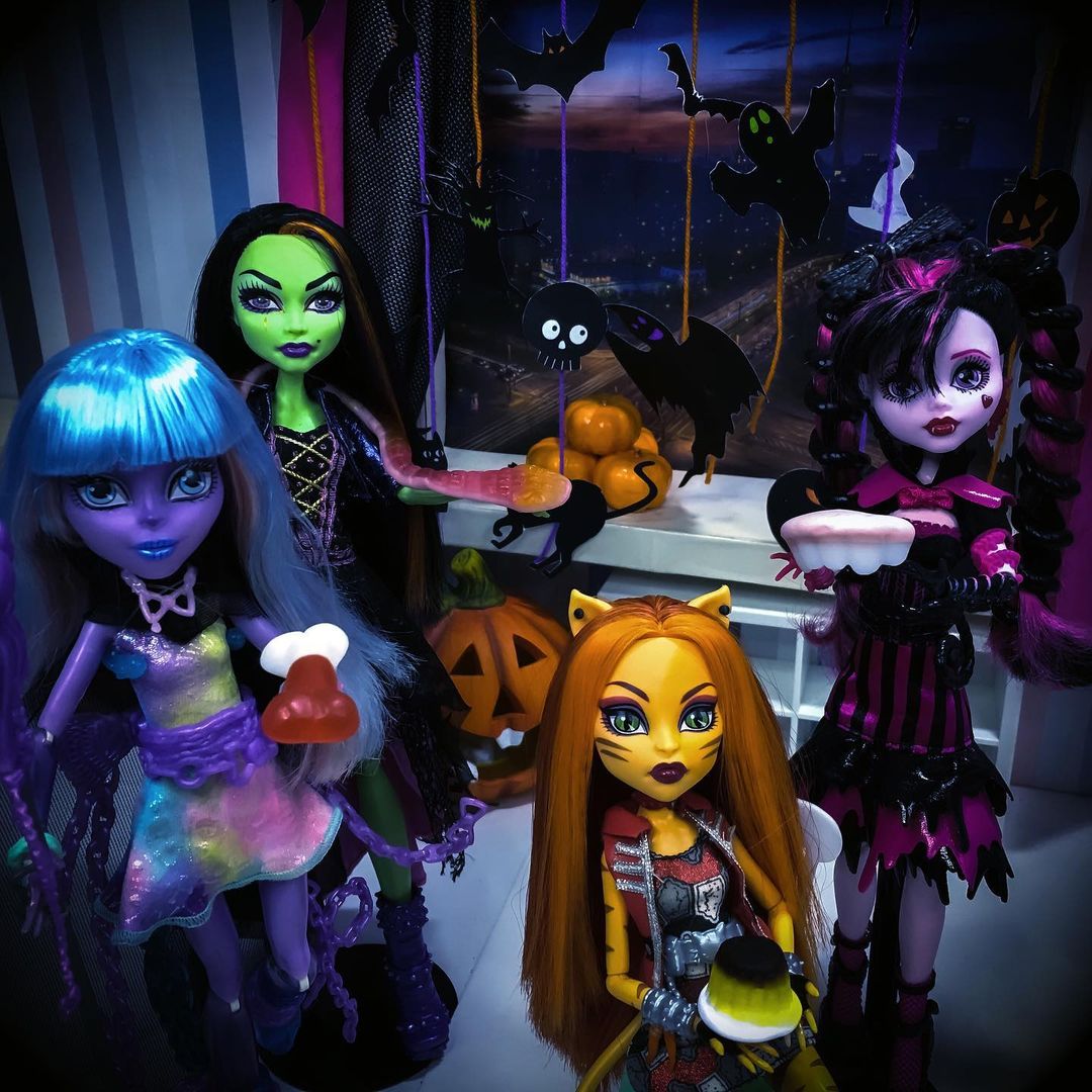 👻🎃 Happy Halloween! 🎃👻 
Опять всё в последний момент 🙈
Хотелось показать и сделать побольше, но что успелось то успелось. Сладость или гадость - в этом сезоне выбор очевиден 😆 Мармеладки в виде челюстей, косточек и т.д были действительно вкусными! И да, еще один очевидный выбор для меня это персонажи для фотосессии. Несмотря на то что отличный Хеллоуинский образ можно запилить любой кукле, монстры сами по себе уже готовы. Зеленолицая Каста, костлявая сладкоешка Ривер, несравненная Скелита ... Да кого ни возьми - все подходят!

У меня в этом году из подготовки к Хеллоуину, по сути, только минимальный декор куклохаты и собственный маникюр ☺️ И вот тут мы от сладости плавно переходим к гадости. Потому что кислотные цвета сложно не заметить и топовый вопрос последних дней: "Как вы живете с такими ногтями?" Не, по началу я пыталась объяснять что это дело привычки, да и длина не особо большая.

Но потом у меня конкретно стало подгорать. Ну просто потому что ... никто не спрашивает например у очкариков "как ты живешь в очках? тебе удобно в них ходить?!", не спрашивают "как тебе живётся с такой толстой жопой? может стоит похудеть" зато ногти это камень преткновения, они непременно должны мешать но при этом обладательница должна столь же непременно их носить. Аллё, народ! Мы не в 18 веке где бабы вынуждены были носить кринолины и корсеты из китового уса лишь потому что это было модно. Сейчас такое время что скорее наденешь уродливую шмотку лишь бы в ней было удобно. И неужели кому-то придёт в голову делать убер длинные ногти (которые к тому же у мастеров стоят раза в 2-3 дороже чем простое покрытие) если с ними не удобно?! 

А по сути это всё банальная человеческая бестактность. В ответ на которую хочется слать нахер. Если правда интересно как живется с длинными наращенными ногтями, можно сформулировать вопрос иначе. Что-то из серии: "слушай, я вот хочу себе ногти сделать, расскажи свои впечатления от такой формы/длины" И в ответ получишь с большой долей вероятности вполне исчерпывающий ответ, а не кучу мата 🤷🏼‍♀️ 

#хеллоуин2021 #хеллоуин #сладостьилигадость #монстерхай #коллекционеркукол #мрачно #мармелад #happyhalloween2021 #trickortreat #monsterhighdolls