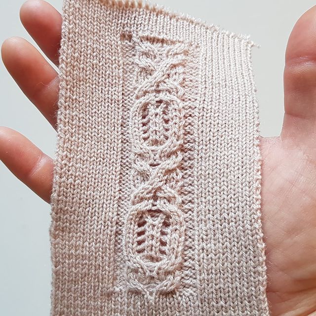 shemy.vyazaniya в LOOKY. #knitdress,#вязаноеплатье,#вязаниеслюбовью,#красивыйшарф,#красивыйсвитер,#модныйсвитер,#платьеспицами,#вяжемспицами,#узоры,#узор,#узорыспицами,#длясебялюбимой,#схемывязания,#вязаниенамашине,#ажурныйузор,#машинноевязание,#узорынамашине,#вяжунамашине,#вяжемнамашине,#схемыmarishinoknits. Ажурный узор для дже...