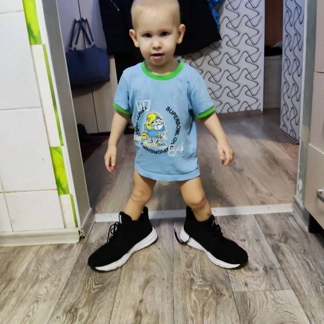 #маркинмладший #листайдальше #ватсапдок #сынишка Ну вылитый Бакс-бани, энергичный и неугомонный. Стащил мои кросы, понравились, на вырост будут😅😂