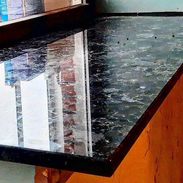 _masterskaya35_ в LOOKY. #akrilstones,#изделияизискусственногокамня,#изделияизнатуральногокамня,#каменьвинтерьере,#гранит,#лофт,#загородныйдом. Подоконник из лаброд...
