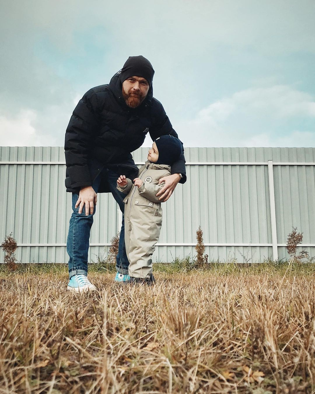 Дети смотрят без обмана. #дети #счастье #семья #любовь #converse #борода #beard