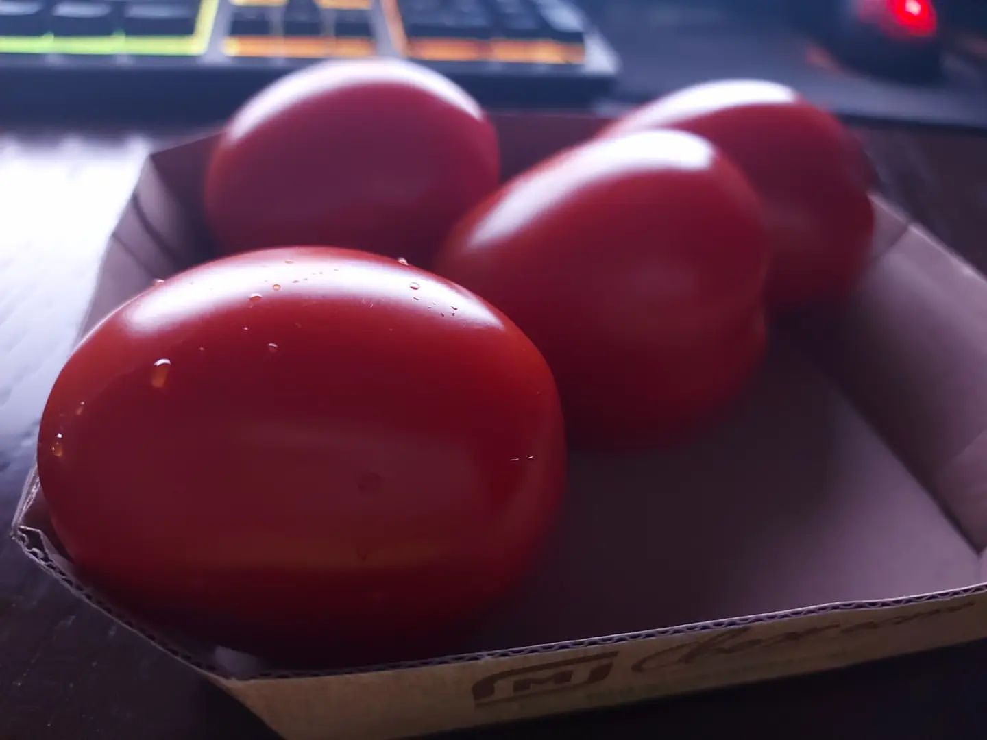 illegalundead в LOOKY. #tomatoes,#notfresh,#vegetables,#salad,#autumn,#evening,#yuck,#red,#natural,#помидоры,#овощи,#салат,#осень,#вечер,#гадость,#🍅. The packaging says "...