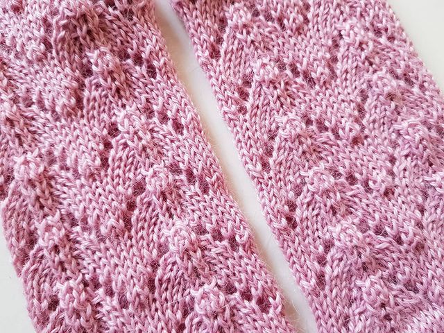 vyazanye.veshchi в LOOKY. #варежкиmarishinoknits,#marishinoknits,#вязаныевещиназаказ,#вязаныемитенки,#красивыемитенки,#длясебялюбимой,#mitts,#knitmittens,#knittstagram,#вязаныеаксессуары,#вязаниеназаказ,#вязаниеслюбовью,#ажурныйузор,#подарокженщине,#женщиназарулем,#подарокподруге,#купитьмитенки,#купитьварежки,#идеядляподарка,#красивыеварежки,#вязаныеварежки. 🌺 Идея для роскошно...