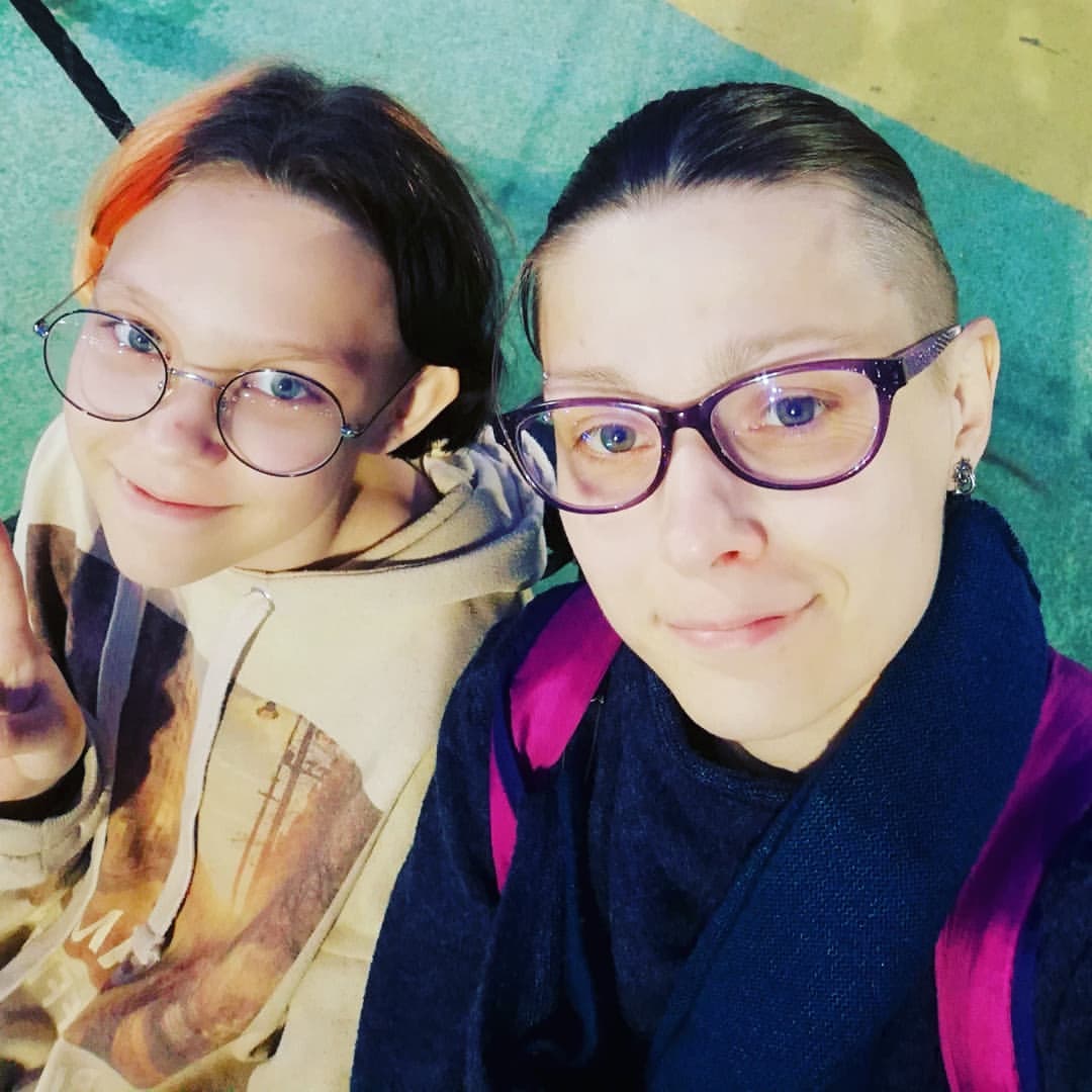 Сегодня День Матери.

Ещё три года назад я бы сказала, что материнство это довольно легко. 🤣

Но кто ж знал! Сейчас я особенно чётко чувствую, что материнство это не просто труд, это титанический труд, который не очень заметен в моменте, но так важен в течении долгого времени. Сидеть с ребёнком, даже при наличии всего многообразия техники для упрощения бытовых задач, дело невероятно сложное. Быть мамой это и быть учителем, поваром, медсестрой, аниматором, другом, психологом и ещё много кем. Это вкладываться в человечка, который долгое время видит в тебе вселенную, которую можно и любить и обидеть. Бескорыстно служить маленькому существу, которое считает это нормой.
Мама это человек, с которым ребёнок может показать свою тёмную сторону, потому что полностью доверяет. И мамы берут на себя весь этот 🌪️ неконтролируемых эмоций маленьких человечков. И при этом ещё и получать довольно много негатива от общества, за то, что их дети не соответствуют ожиданиям и желаниям окружающих.

Быть мамой- это в один момент быть счастливой и гордой, что через тебя пришёл в мир новый замечательный человек, а в другой момент не понимать, зачем ты во все это ввязалась. 

Мамой быть сложно. Очень.
Но то, что мы проходим во время материнства-лучшая школа по саморазвитию и росту.
Обнимаю всех мам! Знаю как вам непросто. Главное помнить всегда: "Ты уже справляешься!!!"

Ксюша, мама классной 13 летней девочки и 2,7 летнего шилопопа🤣

#деньматери #бытьмамой #мамаможет #soul #motherday