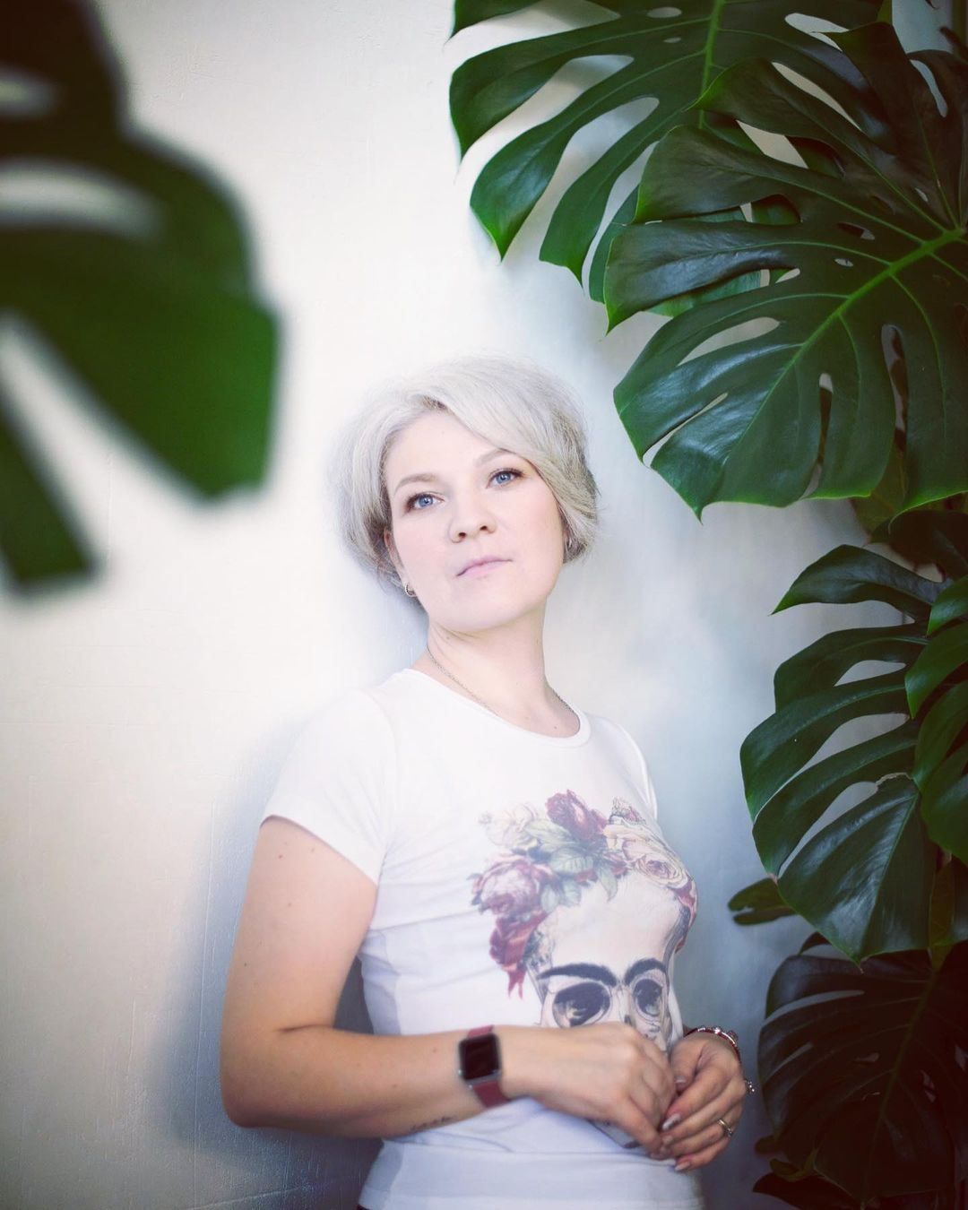 #очемятебеобязательнорасскажу  Не надо ничего мне объяснять,
Мне хорошо сейчас без объяснений.
Мне столько навязали в жизни мнений,
Что голос свой почти не разобрать.

Мне нравится идти своим путём,
Свою тропу протаптывая в бурю.
Рисую каждый день свой и рискую
Всем тем, что мной поставлено на кон.

Советчики пусть хором голосят, 
Сливаясь в шум и гам из подворотен.
Художники без красок и полотен.
Никто не прав, никто не виноват.

Всё на себя приходиться пенять,
А посему прошу без промедлений: 

Не надо ничего мне объяснять.
Мне очень хорошо без объяснений.

Ваня Якимов