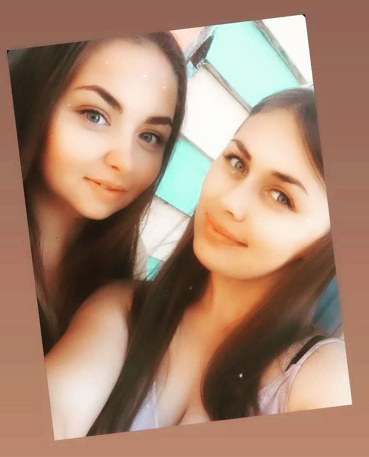 👭