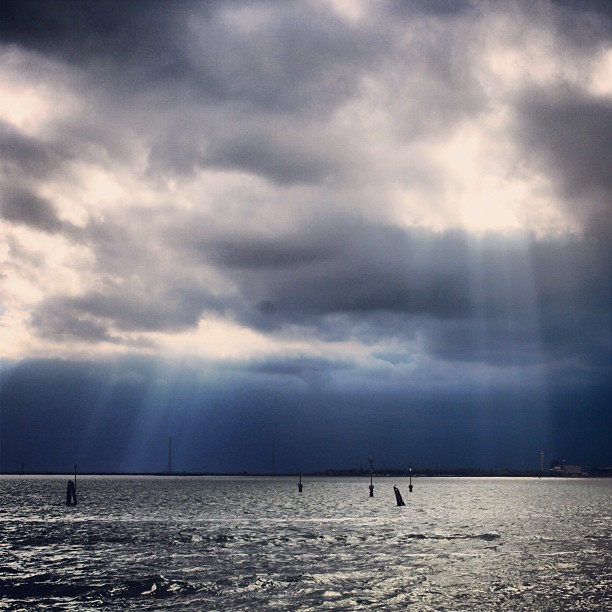 me_constantine в LOOKY — #italy #venice #storm #rain #sea #sun #light #clouds #venezi