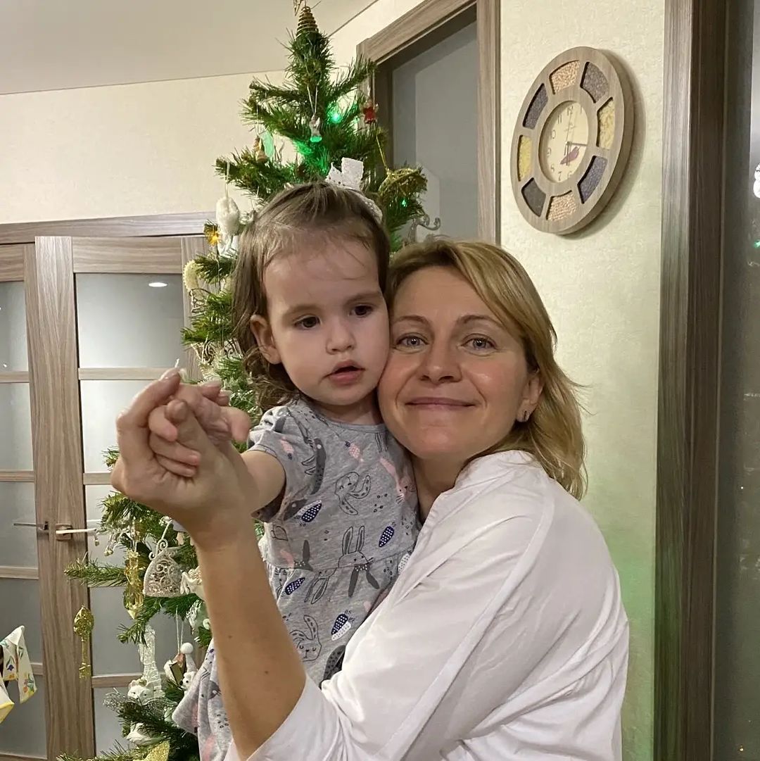 Два года назад я взяла в руки укутанный в одеяло комочек 10-ти минут отроду и поняла: все! Я счастлива! Но ещё не понимала до конца насколько! Наше счастье похоже на снежный ком-оно с годами большее и ширее. Я так пишу не потому, что я плохо знаю русский язык, а потому, что "мон" или "не ра мон" и вообще много чего интересного. Люди, растите детей и требуйте от них внуков - для этого и создан наш мир! 😍@leeerkin