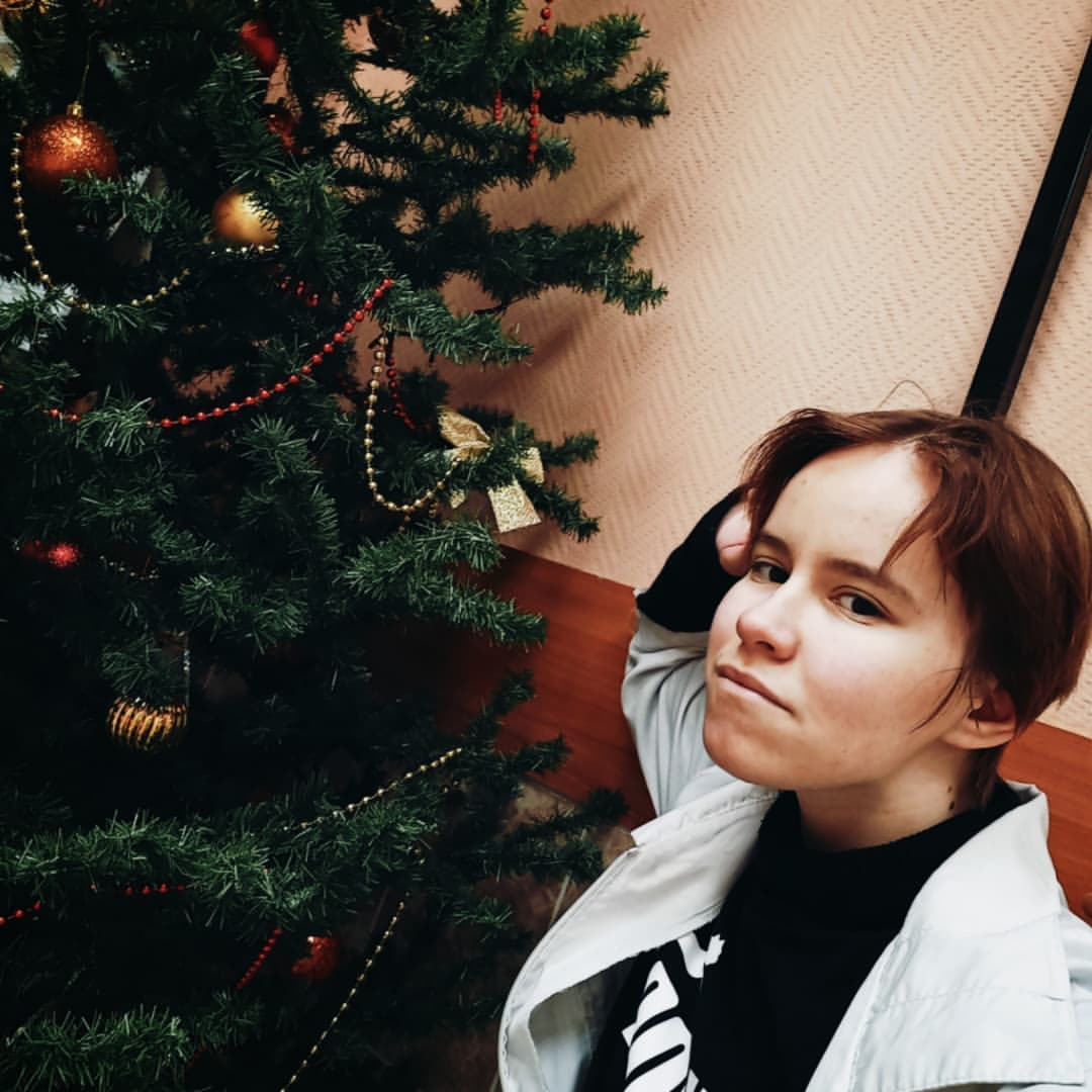 А что это? Да это же доктор гусеница у ёлочки от @pmk_ekvator 😚

#ёлочкагори