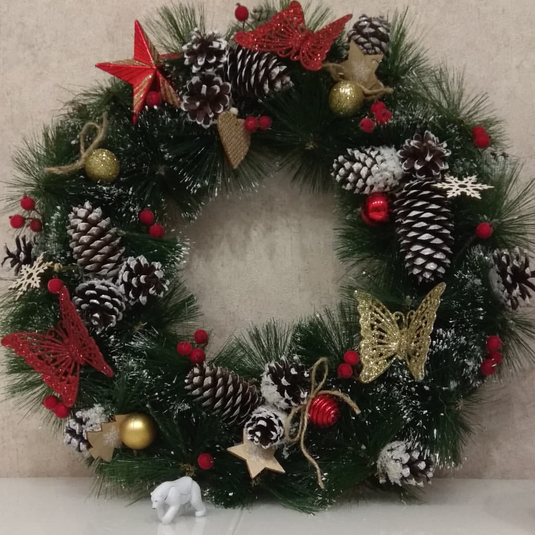 А мы до сих пор готовимся к празднику,  пополняя домашнюю обстановку hand made декором) 😇🎄🎉🎁 
Я не любитель писать большие посты,  но тут я хочу поделиться своей работой 😊 представляю вам  собственноручно сделанный венок из старой елки, шишек и новогодних украшений 🎀😎 мама хотела выбросить старую елку,  но я посчитала,  что ее веточки смогут ещё пригодиться мне🎍шишки мы собирали в парке вместе с Катюшей, так что она тоже внесла вклад в создание этой красоты 😺 😊  #handmade #новый год #новогоднийдекор #елка #шишки #люблюукрашать #люблютворить #посттворчества #новогоднийвенок #happynewyear #творимс #2022 #своимируками #венокизшишек #венокизстаройелки