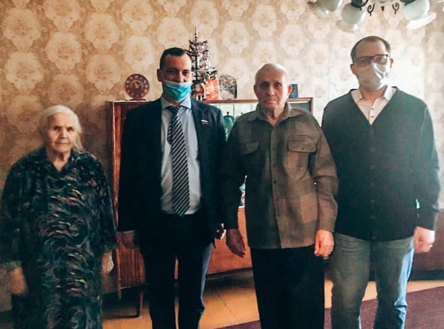 💼Семь лет отучившись на историческом факультете, осознавая важность победы в Великой Отечественной войне, я с особым трепетом и уважением иду к ветеранам, людям, которые обеспечили нам мирное небо над головой. Благодарен возможности посетить ветеранов Арзамаса, которая сегодня у меня появилась, послушать их интересные и в то же время драматичные, пропитанные чувствами рассказы. 
Совместно с депутатом Законодательного Собрания Нижегородской области Николаем Упирвицким @nickolay.upirvitskiy и депутатами городской думы поздравили ветеранов с наступающим Новым годом!  Пожелали ветеранам крепкого здоровья, жизненных сил!